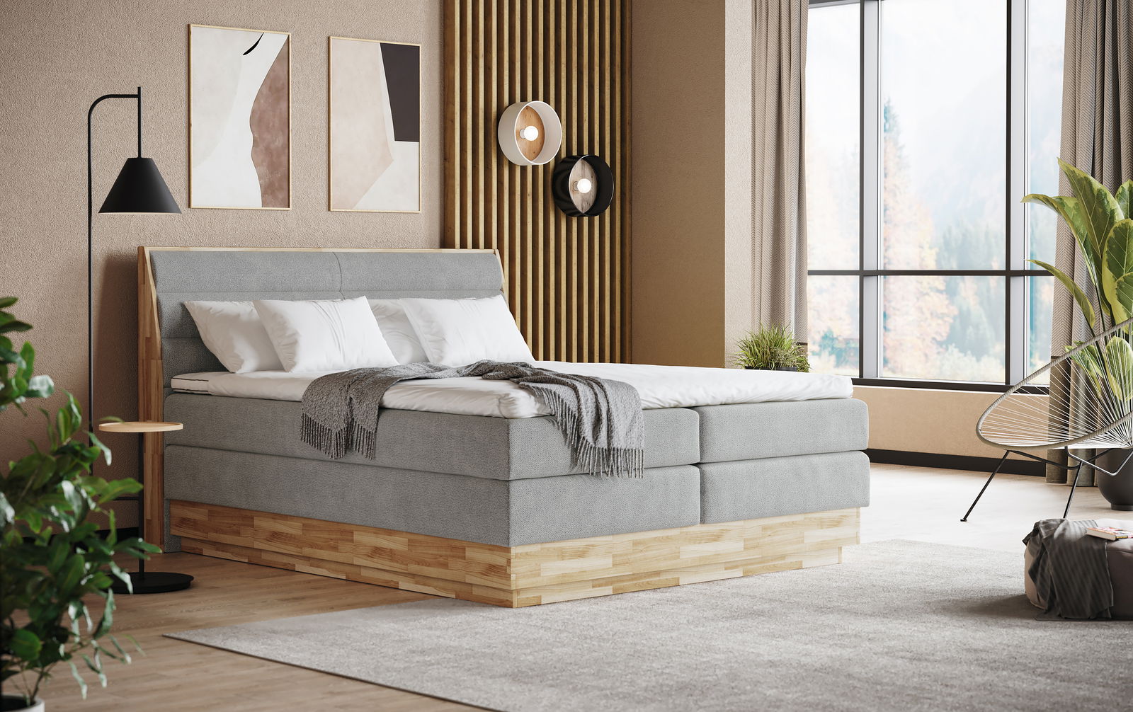 Modernes Boxspringbett in einem stilvollen Schlafzimmer, seitliche Perspektive mit grauem Stoffbezug und Holzdetails, umgeben von eleganter Dekoration und großen Fenstern.