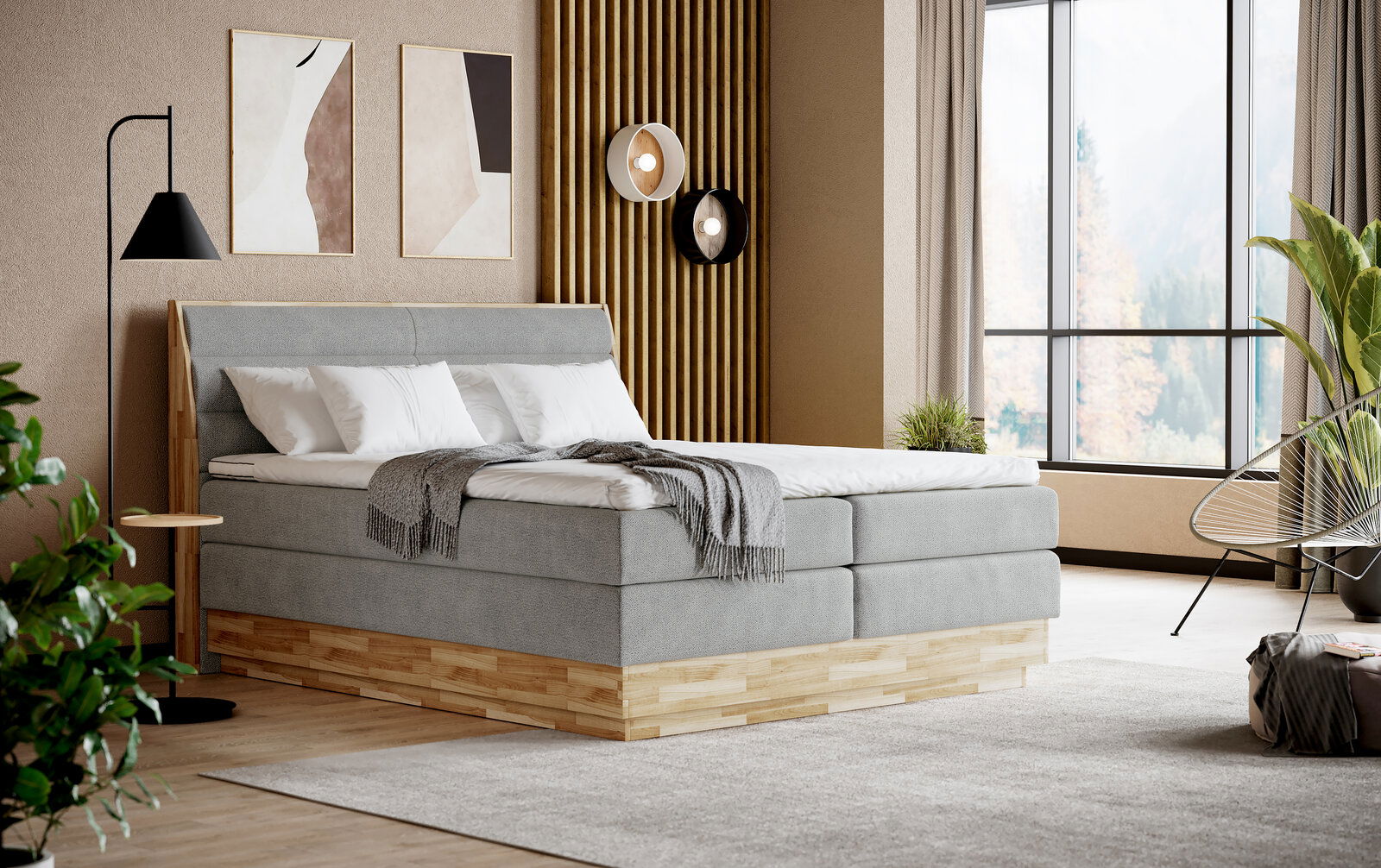 Modernes Boxspringbett in einem stilvollen Schlafzimmer, seitliche Perspektive mit grauem Stoffbezug und Holzdetails, umgeben von eleganter Dekoration und großen Fenstern.