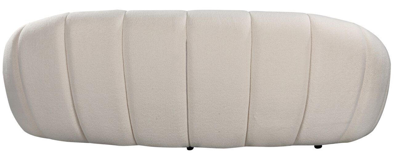 Rückansicht eines cremefarbenen 3-Sitzer Sofas mit gepolsterten Segmenten.