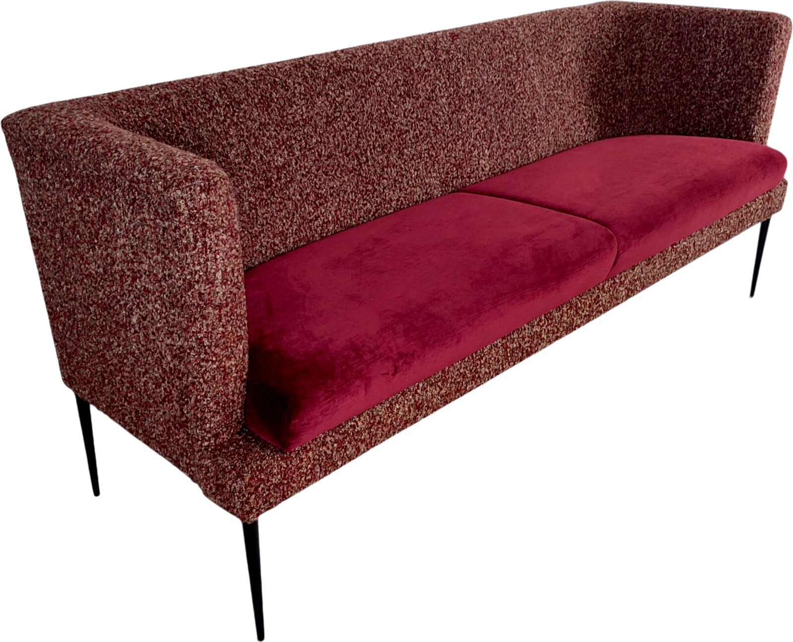 Barnickel Bank KOBE Modernes 3-Sitzer-Sofa mit gemustertem Stoffbezug in Rotbraun, bordeauxroten Sitzpolstern und schlanken schwarzen Metallbeinen, freigestellt auf weißem Hintergrund, in schräger Vorderansicht von links