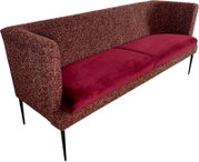 Modernes 3-Sitzer-Sofa mit gemustertem Stoffbezug in Rotbraun, bordeauxroten Sitzpolstern und schlanken schwarzen Metallbeinen, freigestellt auf weißem Hintergrund, in schräger Vorderansicht von links