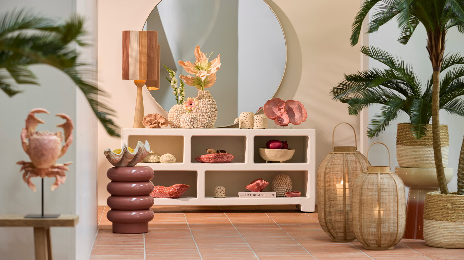 Light&Living Lampenfuß FESTINA Moderner Lampenfuß aus Holz mit schmalem, konischen Design, im Vordergrund eines stilvoll dekorierten Raumes mit tropischen Pflanzen und dekorativen Elementen, seitliche Perspektive.