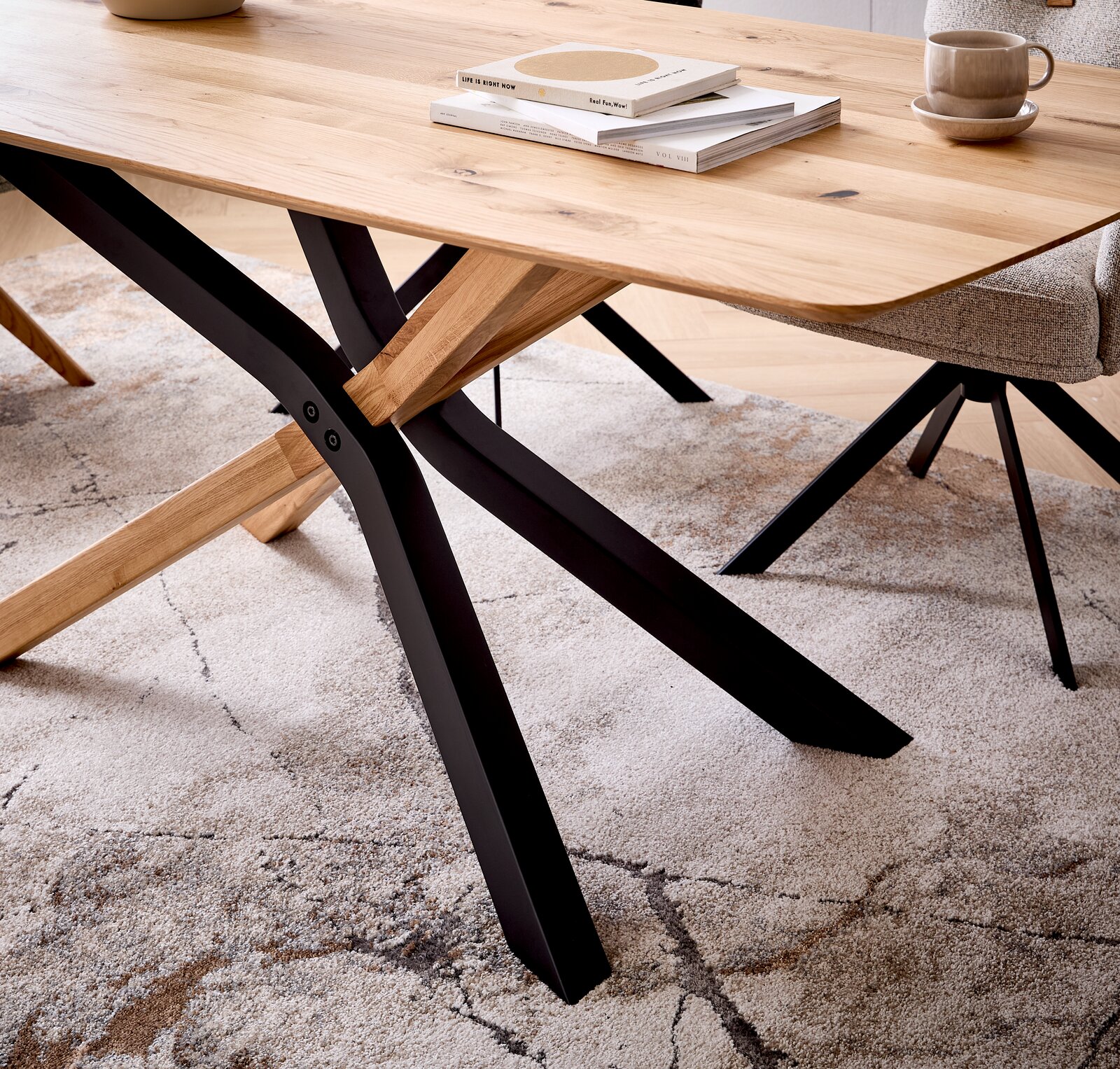 Moderner Esstisch aus Holz mit schwarzen Metallbeinen, seitliche Perspektive.