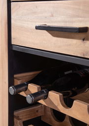 Nahaufnahme eines Weinregals aus Holz mit zwei liegenden Weinflaschen, seitliche Perspektive