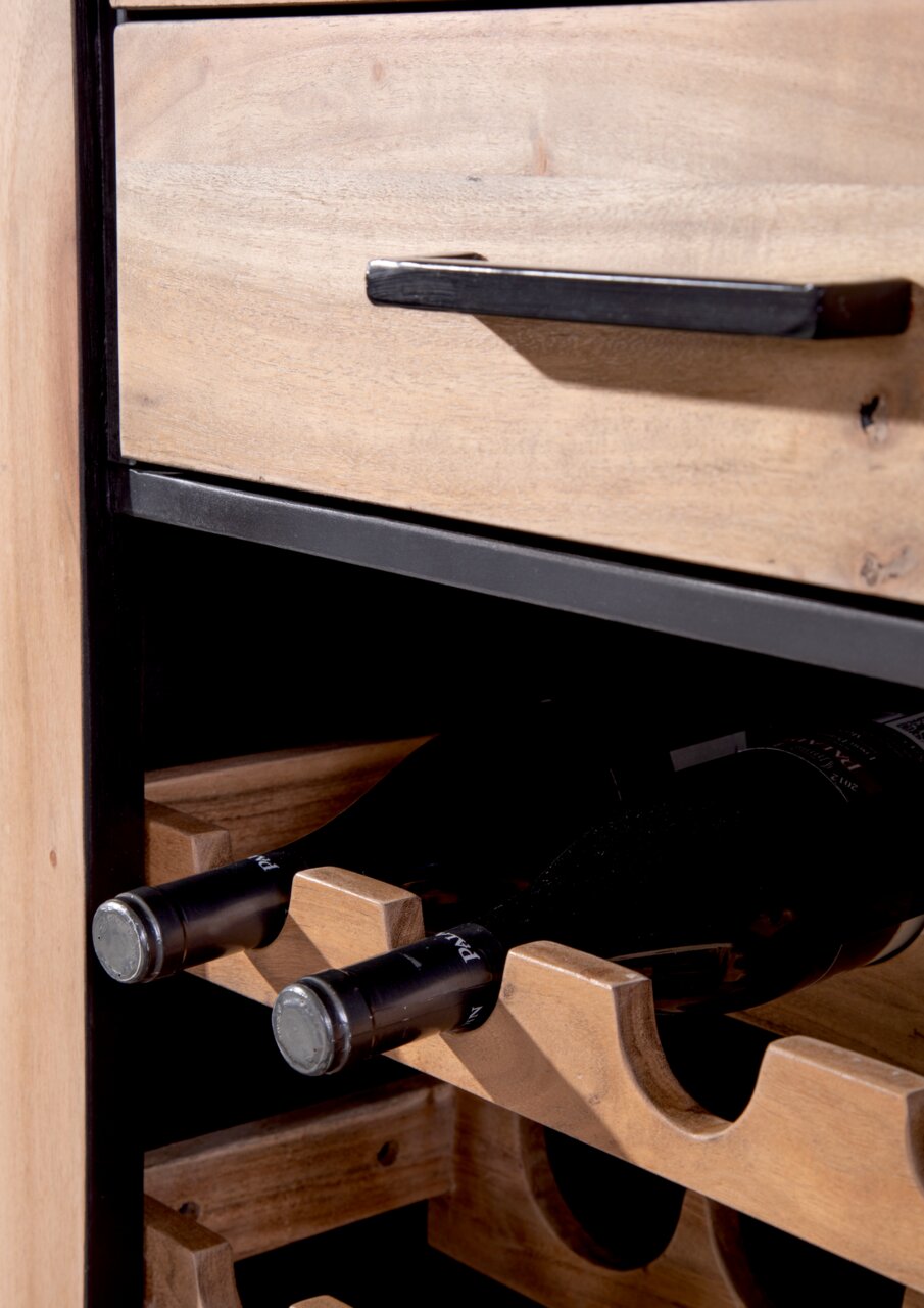 Nahaufnahme eines Weinregals aus Holz mit zwei liegenden Weinflaschen, seitliche Perspektive