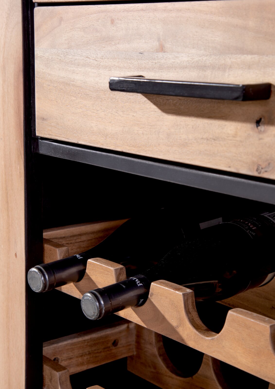 Nahaufnahme eines Weinregals aus Holz mit zwei liegenden Weinflaschen, seitliche Perspektive