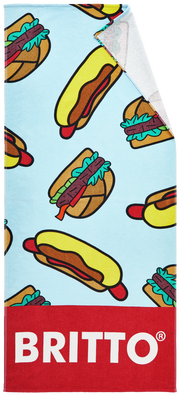 Velourstuch mit buntem Hotdog-Muster und großem Britto-Logo, von oben betrachtet.