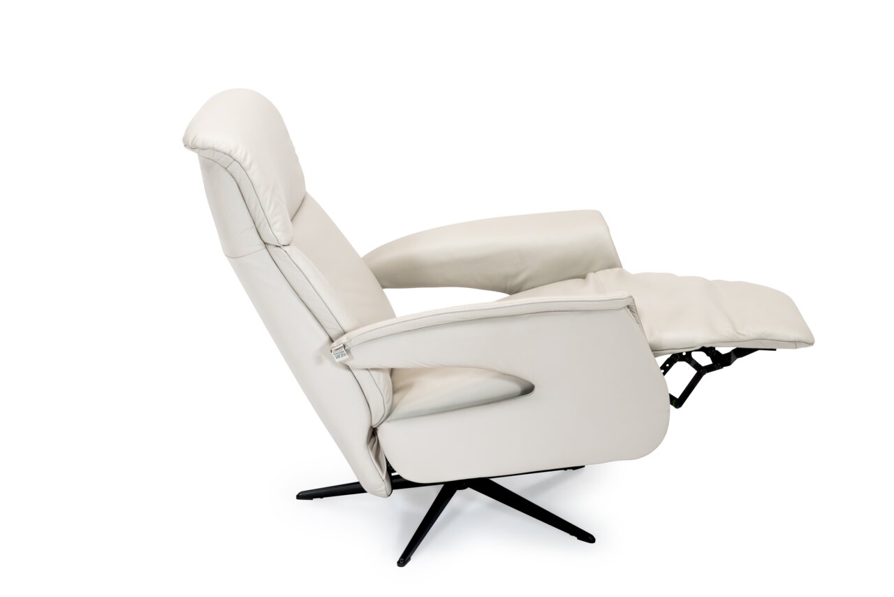 Seitliche Ansicht eines weißen Relaxsessels mit verstellbarer Rückenlehne und Fußstütze auf einem schwarzen Drehfuß.