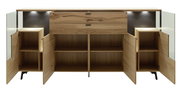 Frontale Ansicht eines modernen Sideboards aus Holz mit offenen Türen und Schubladen, beleuchtet von innen.