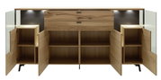 Vooraanzicht van een modern houten dressoir met open deuren en lades, van binnenuit verlicht.