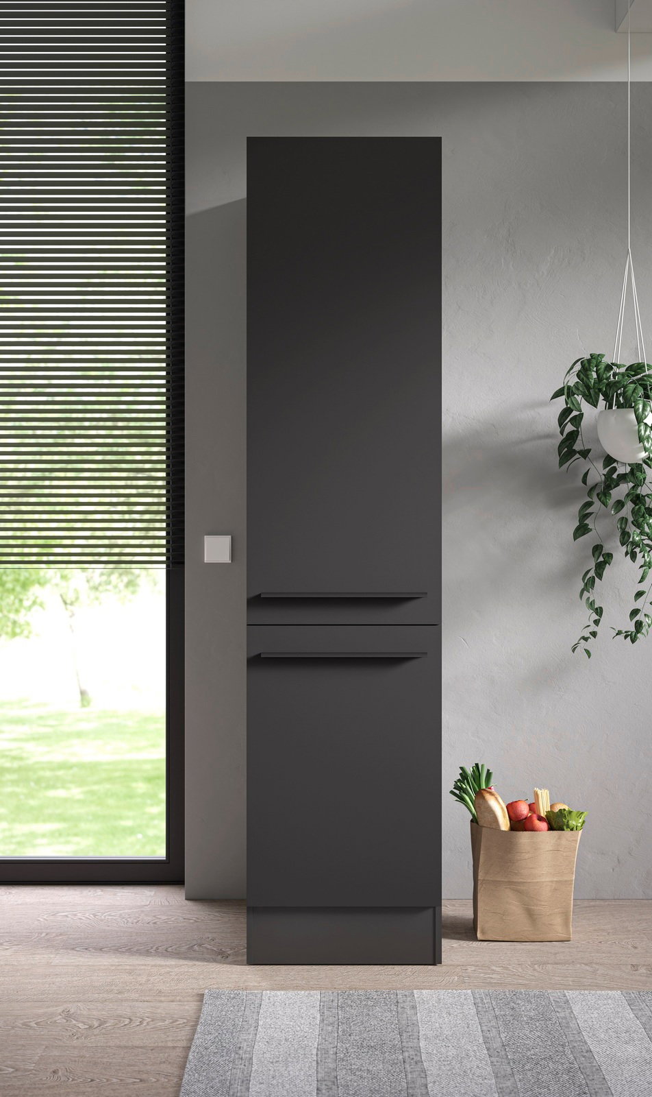 Moderner, schwarzer Vorratsschrank in einer Küche, frontal betrachtet, neben einem Fenster mit Jalousien und einer hängenden Pflanze.