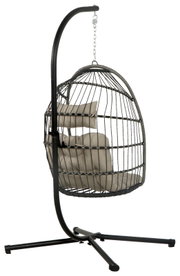 Moderne hangstoel met metalen frame en comfortabele kussens, zijaanzicht
