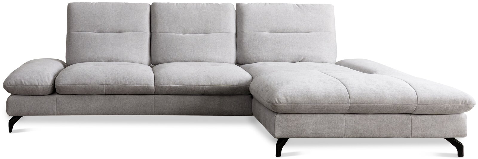 Graues Ecksofa mit drei Rückenkissen und einer Ottomane auf der rechten Seite, Vorderansicht.