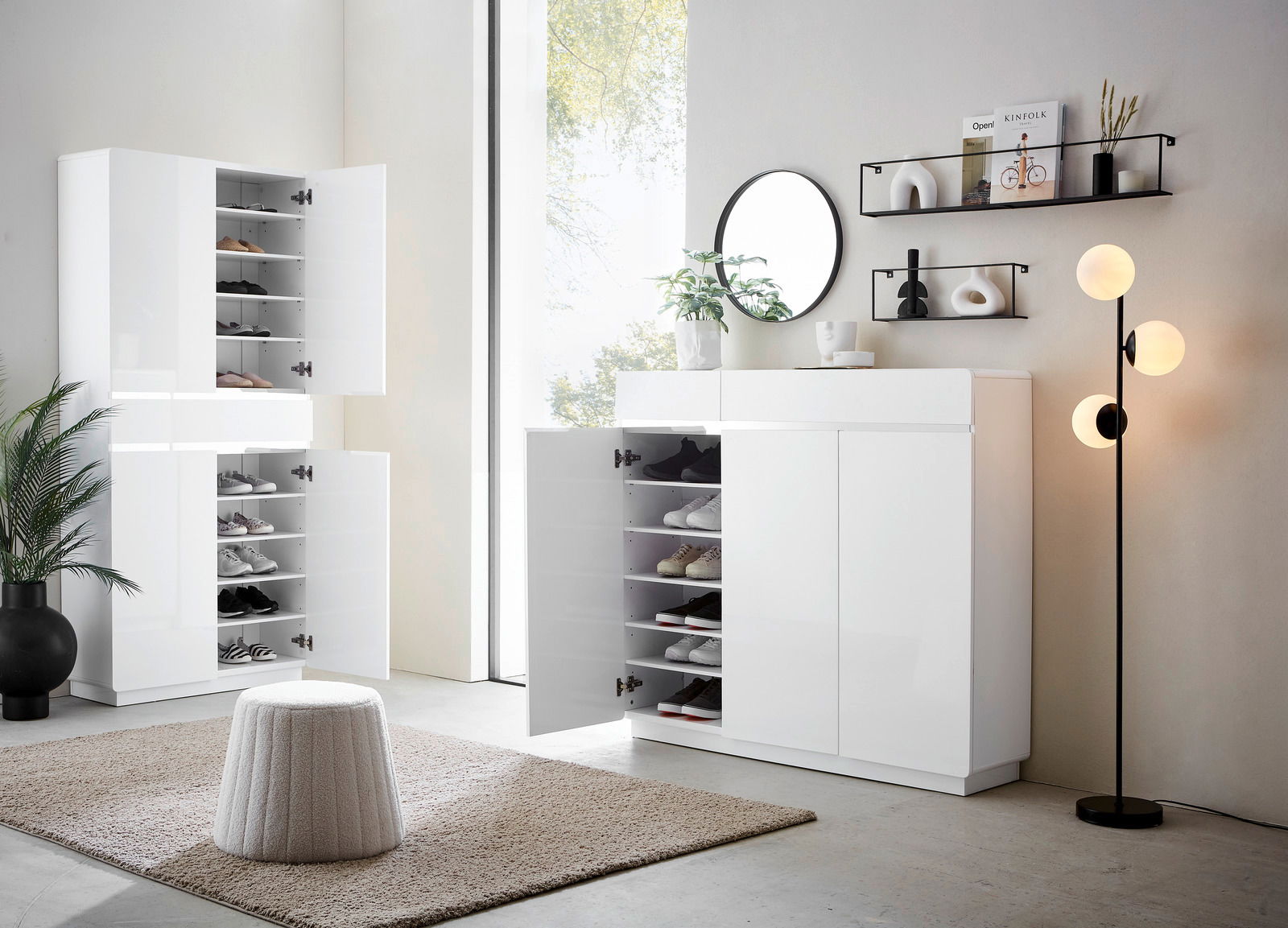 Moderner weißer Schuhschrank mit offenen Türen, gefüllt mit Schuhen, in einem hellen Raum mit Pflanzen und Dekorationen, seitliche Perspektive.