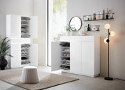 Moderner weißer Schuhschrank mit offenen Türen, gefüllt mit Schuhen, in einem hellen Raum mit Pflanzen und Dekorationen, seitliche Perspektive.