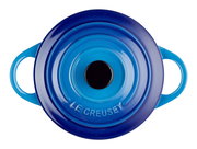 Blaue Mini Cocotte von oben mit zwei Henkeln, Le Creuset Logo sichtbar