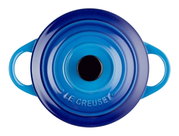 Blauwe mini-cocotte gezien van bovenaf, met twee handvatten; het Le Creuset-logo is zichtbaar