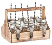 Set aus sechs Trinkgläsern mit Griffen und Schraubdeckeln, präsentiert in einem rustikalen Holzträger, mit gestreiften Strohhalmen, seitliche Perspektive.