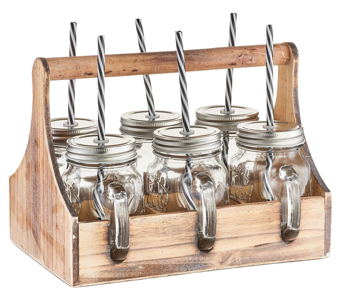Zeller Present Trinkgläser-Set 7-tlg. Set aus sechs Trinkgläsern mit Griffen und Schraubdeckeln, präsentiert in einem rustikalen Holzträger, mit gestreiften Strohhalmen, seitliche Perspektive.