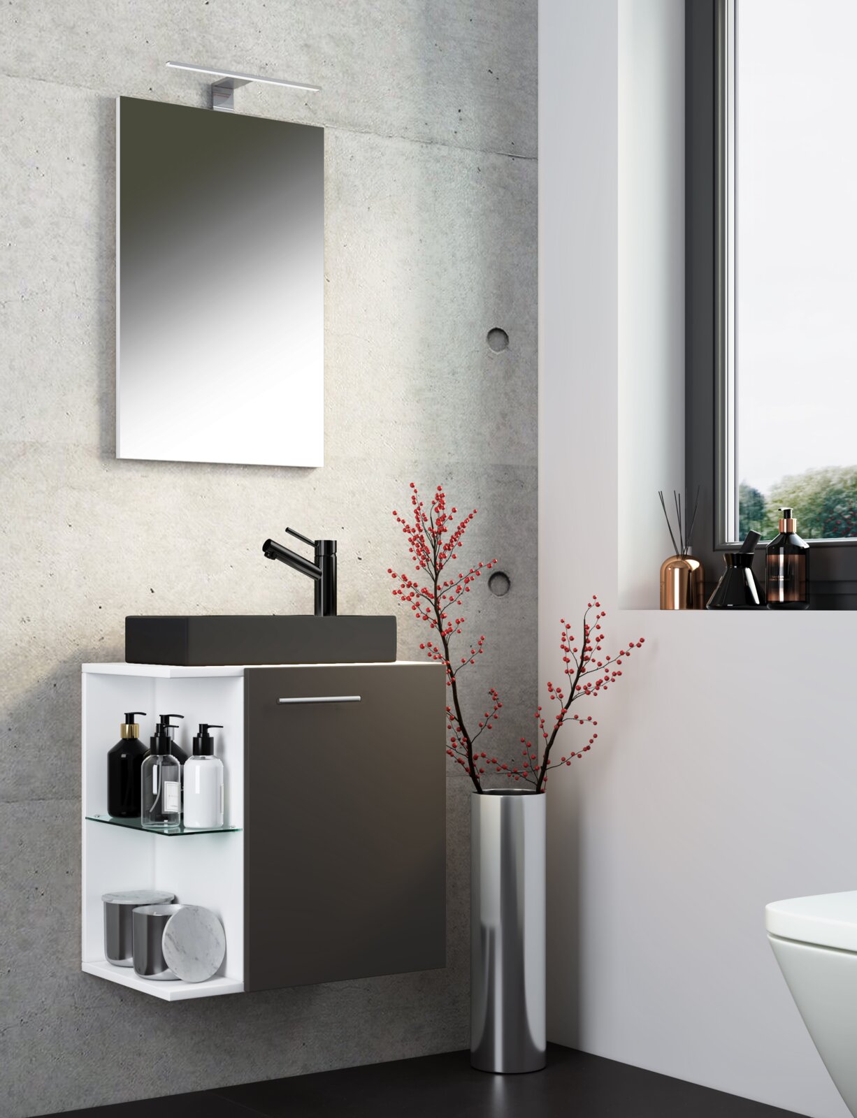 Modernes Badezimmer-Waschplatz-Set mit wandhängendem Waschtischunterschrank in Anthrazit/Weiß, offenem Regal mit Glasboden, schwarzem Aufsatzwaschbecken und Armatur sowie rechteckigem Spiegel mit LED-Aufsatzleuchte; Perspektive: leicht seitliche Frontansi