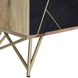 Nahaufnahme eines TV-Lowboards mit geometrischen Metallbeinen und einer Kombination aus Holz- und schwarzen Elementen, seitliche Perspektive.