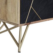 Nahaufnahme eines TV-Lowboards mit geometrischen Metallbeinen und einer Kombination aus Holz- und schwarzen Elementen, seitliche Perspektive.