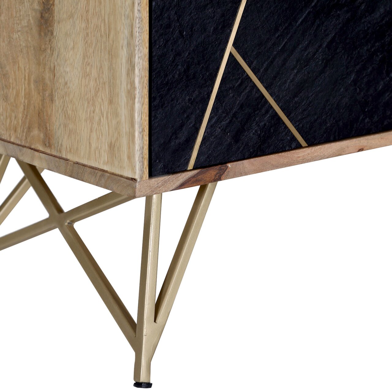 Nahaufnahme eines TV-Lowboards mit geometrischen Metallbeinen und einer Kombination aus Holz- und schwarzen Elementen, seitliche Perspektive.