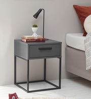 Moderne graue Nachtkommode mit Metallrahmen, einer Schublade und dekorativen Elementen, seitliche Perspektive