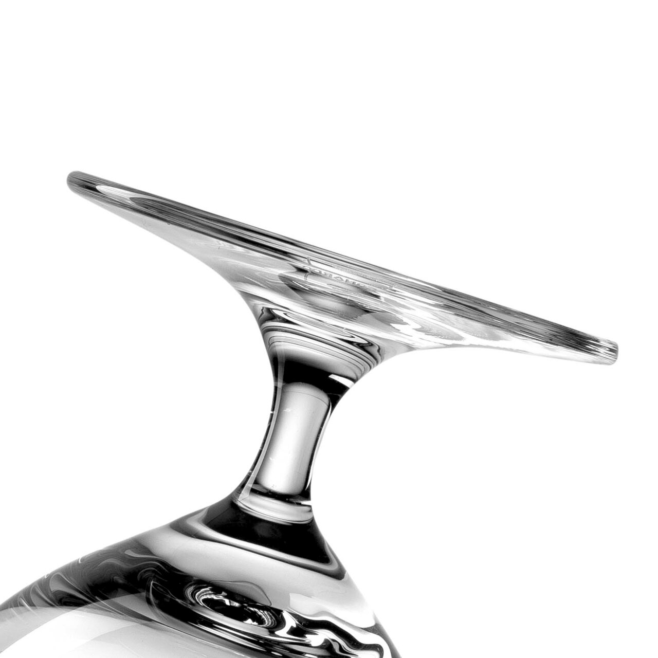 Nahaufnahme eines umgedrehten Bierglases Ciao+ 390ml, Fokus auf den Stiel und den Fuß des Glases.