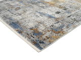 Designer Teppich mit abstraktem Muster in Blau-, Grau- und Brauntönen, perspektivisch von der Seite aufgenommen.