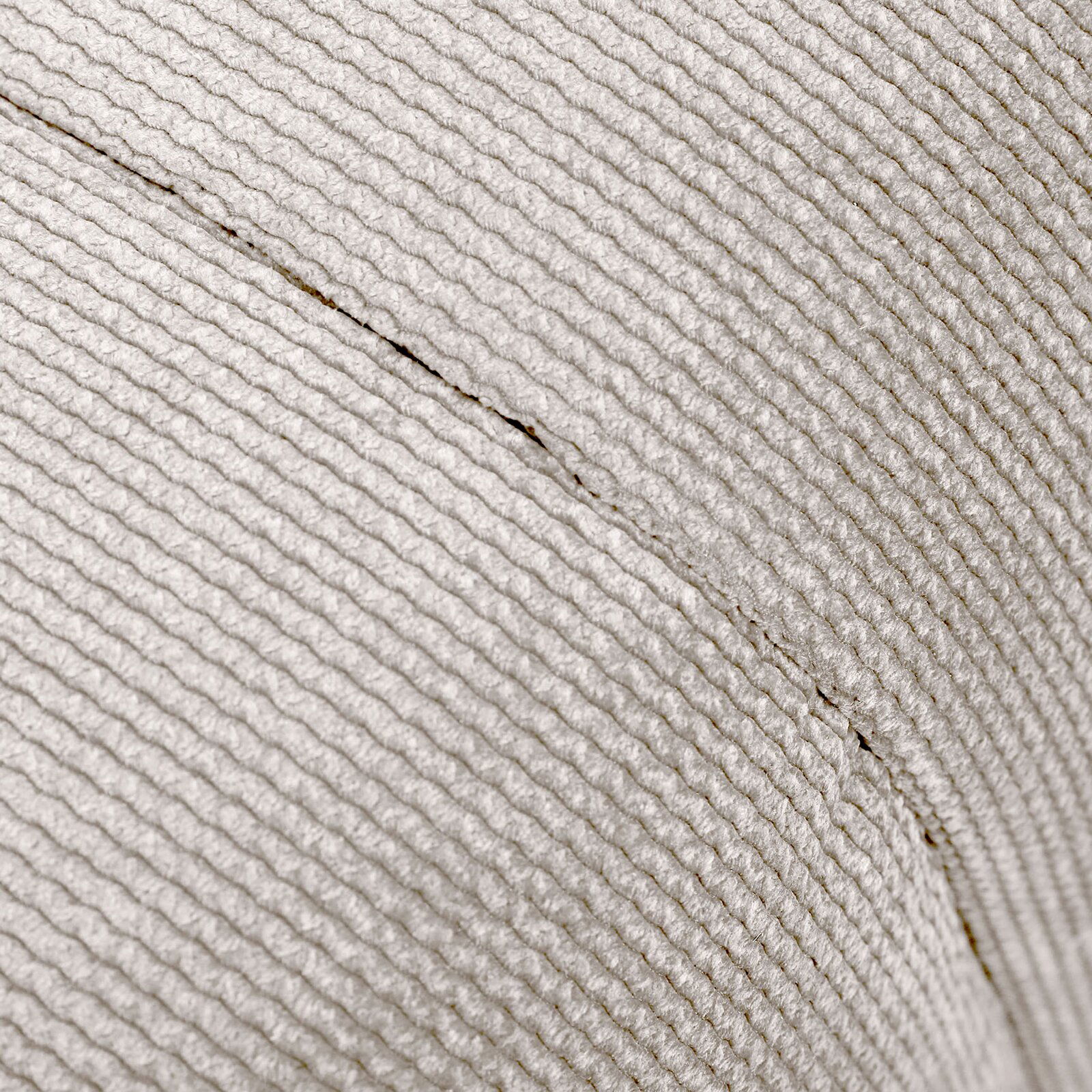 Nahaufnahme eines Hockers mit strukturierter, hellgrauer Stoffoberfläche, seitliche Perspektive