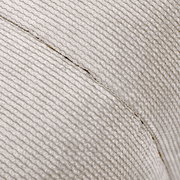 Nahaufnahme eines Hockers mit strukturierter, hellgrauer Stoffoberfläche, seitliche Perspektive