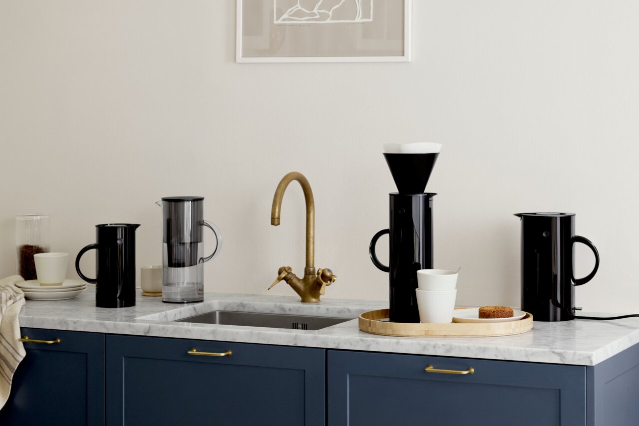 Schwarze Isolierkanne, 0,5 l, auf einer Küchenarbeitsplatte, seitliche Perspektive