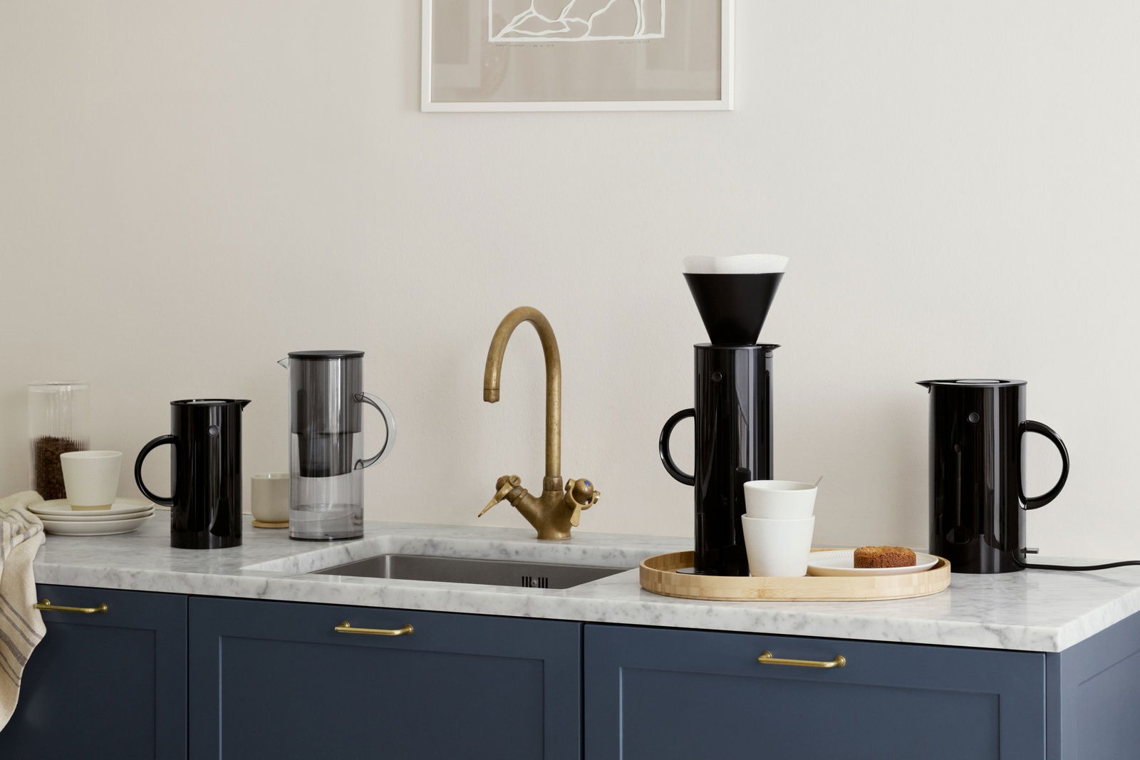 Schwarze Isolierkanne, 0,5 l, auf einer Küchenarbeitsplatte, seitliche Perspektive