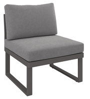 Moderner grauer Sessel mit Metallrahmen, seitliche Perspektive