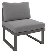 Moderner grauer Sessel mit Metallrahmen, seitliche Perspektive