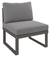 Moderner grauer Sessel mit Metallrahmen, seitliche Perspektive