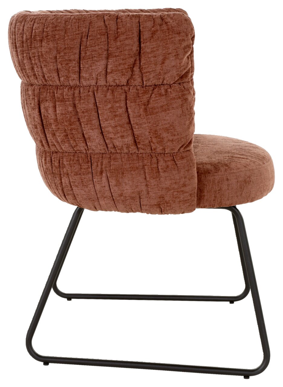 Zijaanzicht van een bruine fauteuil met gestoffeerde rugleuning en een zwart metalen frame.
