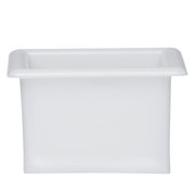 Weiße Kunststoffbox, frontal betrachtet, mit leicht abgerundeten Ecken.