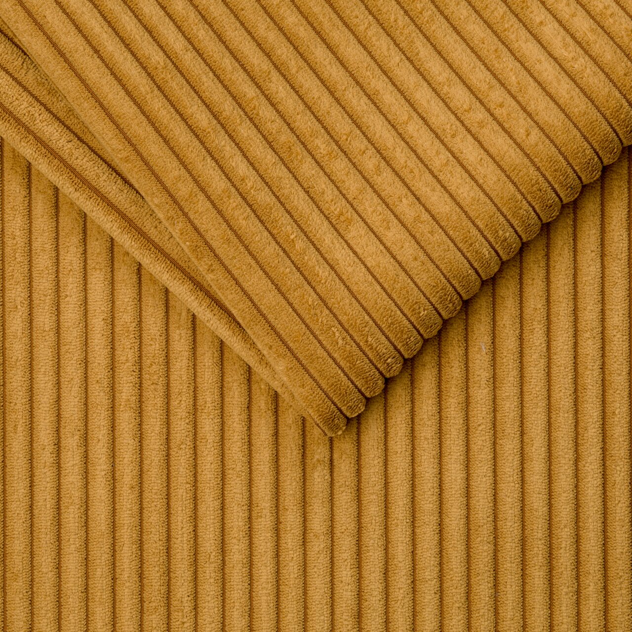 Close-up van een mosterdgele, geribbelde stof in diagonaal perspectief.
