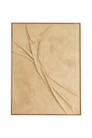 Wandornament mit strukturiertem, gefaltetem Design in Beige, aus der Frontalperspektive.
