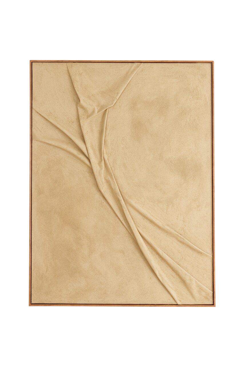 Wandornament mit strukturiertem, gefaltetem Design in Beige, aus der Frontalperspektive.