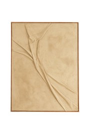 Wandornament mit strukturiertem, gefaltetem Design in Beige, aus der Frontalperspektive.