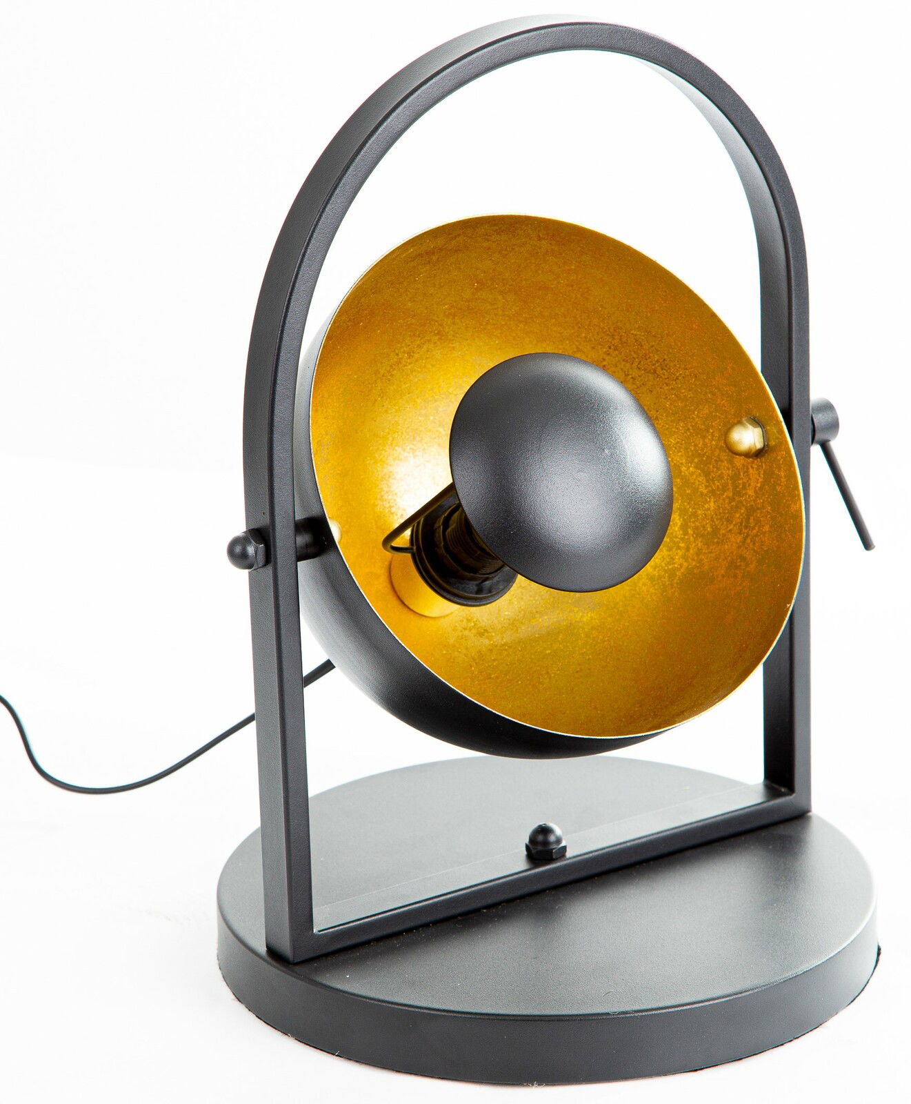 Moderne Tischleuchte OLE mit schwarzem Gestell und goldener Innenseite, seitliche Perspektive