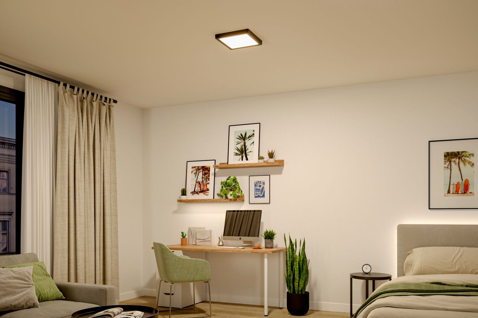 Moderne quadratische LED-Deckenleuchte in Schwarz mit warmweißem Licht, montiert an weißer Zimmerdecke in Schlafzimmer/Homeoffice-Umgebung, Perspektive: Blick schräg von unten nach oben