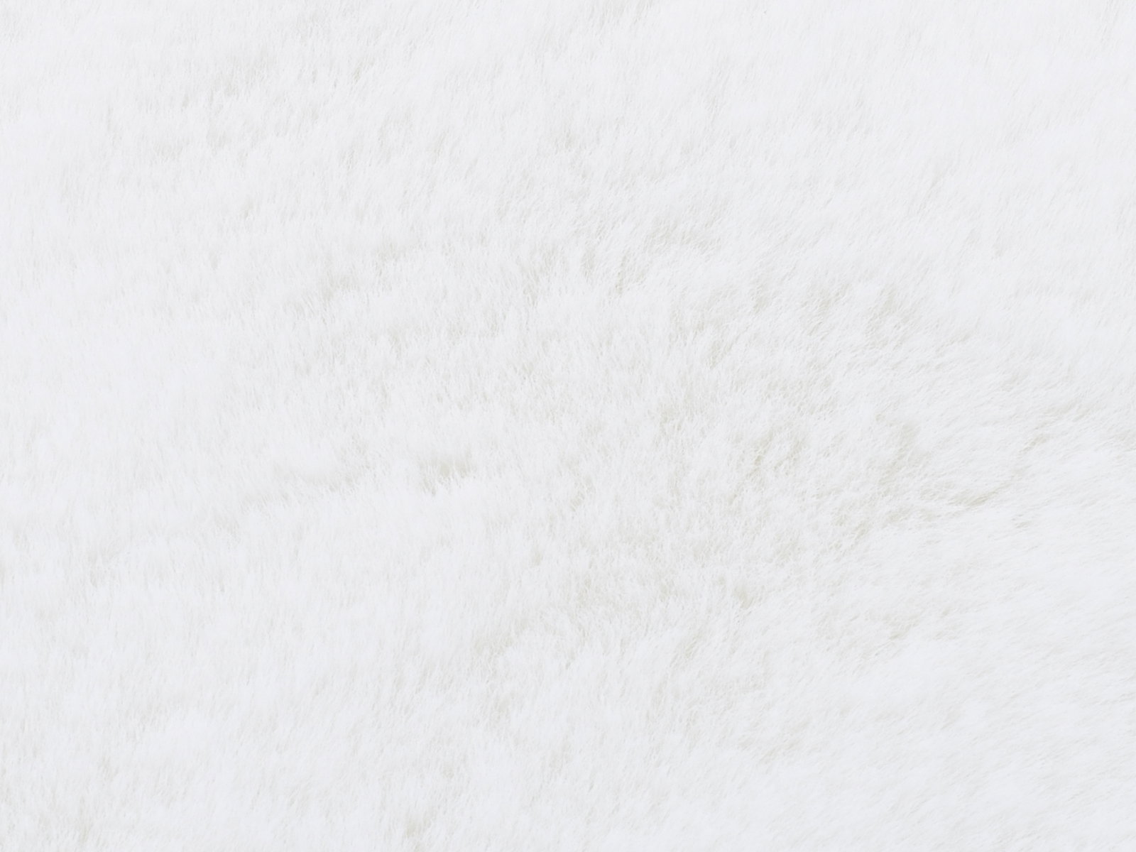 Nahaufnahme eines weißen Fellteppichs mit weicher Textur