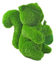 Großes, grünes Eichhörnchen aus Kunstgras, seitliche Perspektive, geeignet als Gartendekoration.