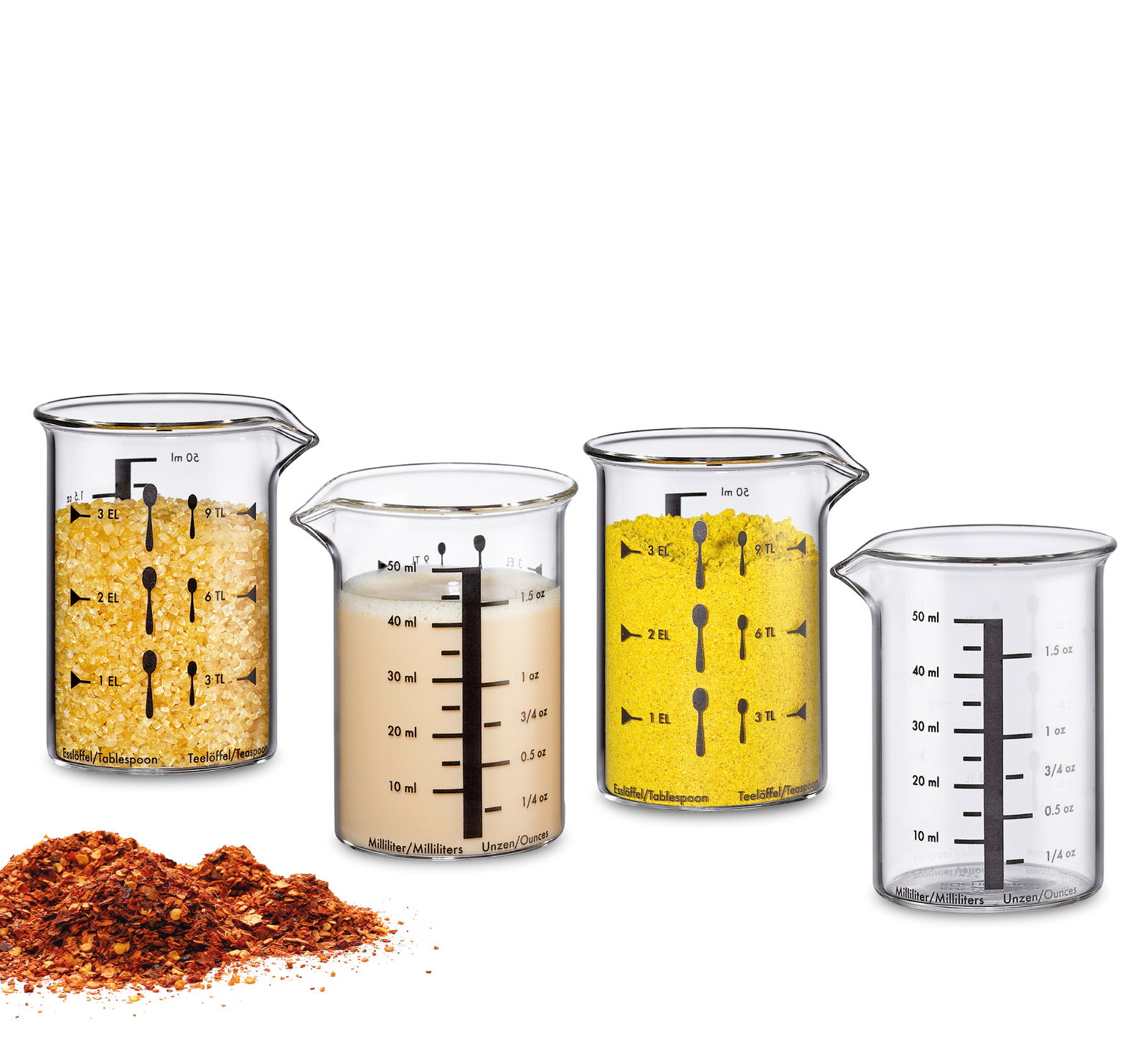 Vier Glas-Messbecher mit Skalen für Milliliter, Unzen, Esslöffel und Teelöffel, gefüllt mit verschiedenen Zutaten, aus seitlicher Perspektive.