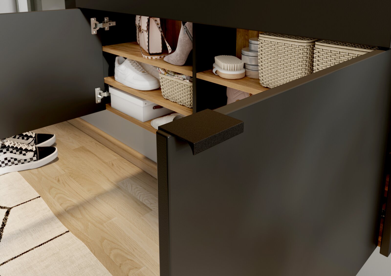 Geöffneter Hängeschuhschrank in dunkler Farbe mit mehreren Regalböden, gefüllt mit Schuhen, Körben und Accessoires, aus seitlicher Perspektive.