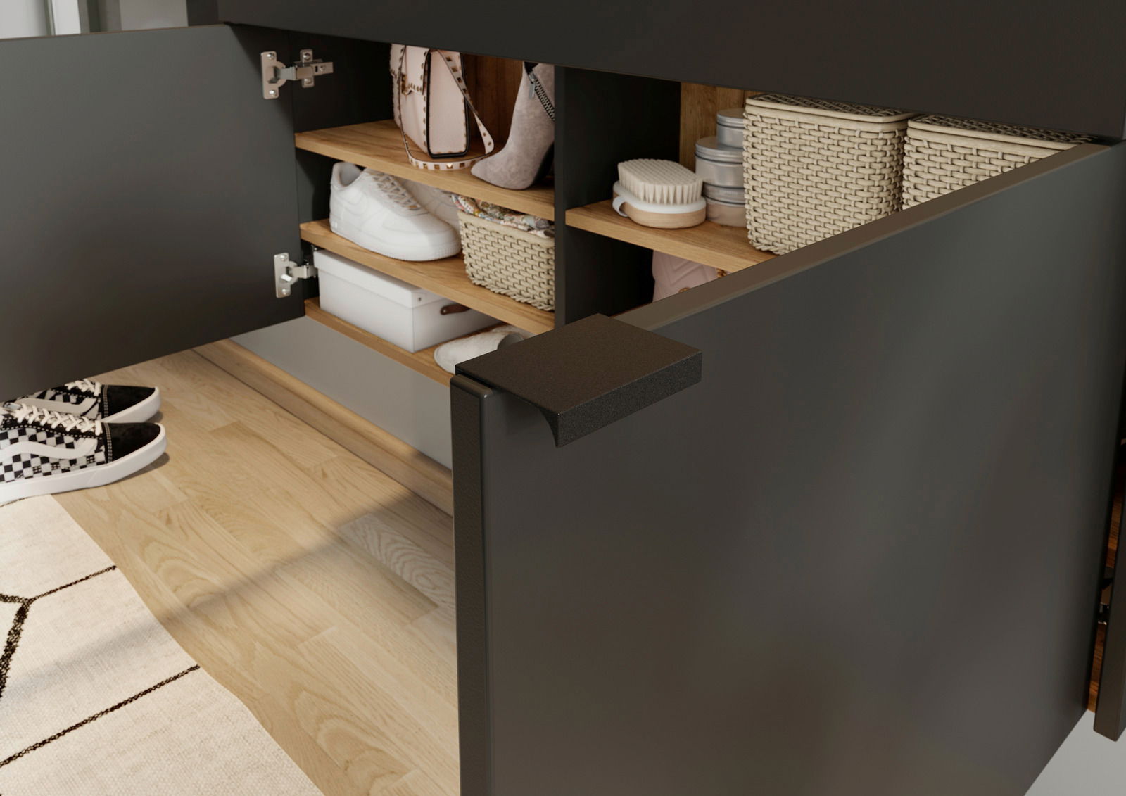 Geöffneter Hängeschuhschrank in dunkler Farbe mit mehreren Regalböden, gefüllt mit Schuhen, Körben und Accessoires, aus seitlicher Perspektive.